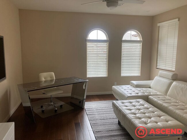 Building Photo - Beautiful 3 Bed, 2.5 Bath HOA Home with Fireplace & Modern Amenities