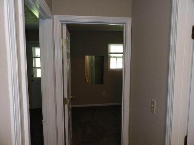 Building Photo - 248 Meadowview Dr