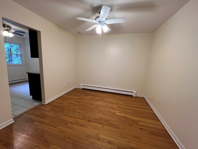 Building Photo - 7542 N Oakley Ave