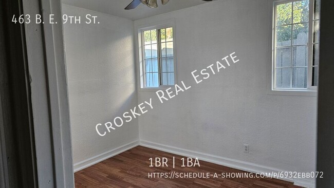 Building Photo - Move in ready! Easy access to public trans...