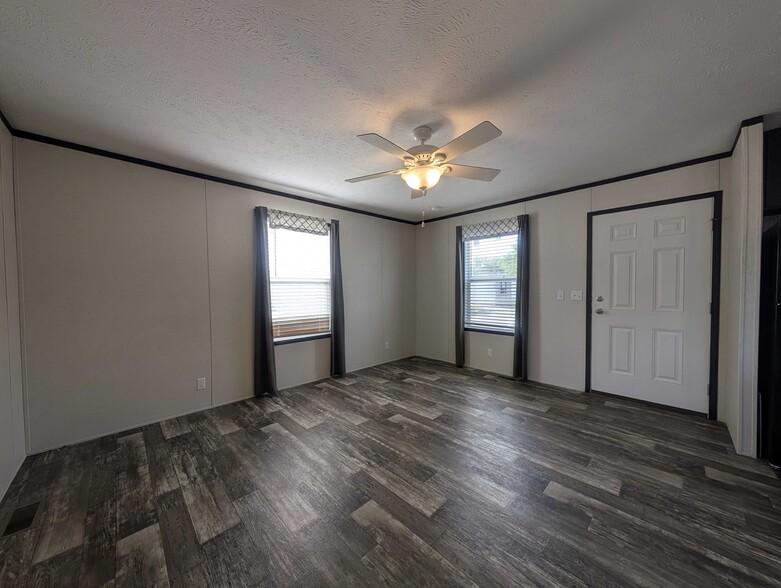 Building Photo - 15881 Villaire Ave