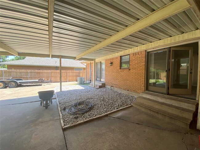 Building Photo - 1806 Robin Ln