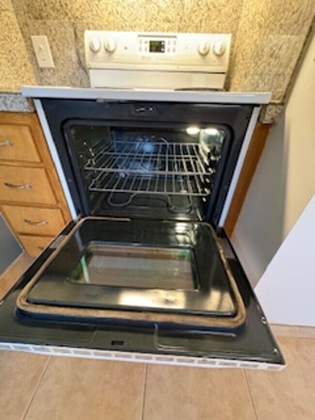 Building Photo - GORGEOUS Avenues Home!!!