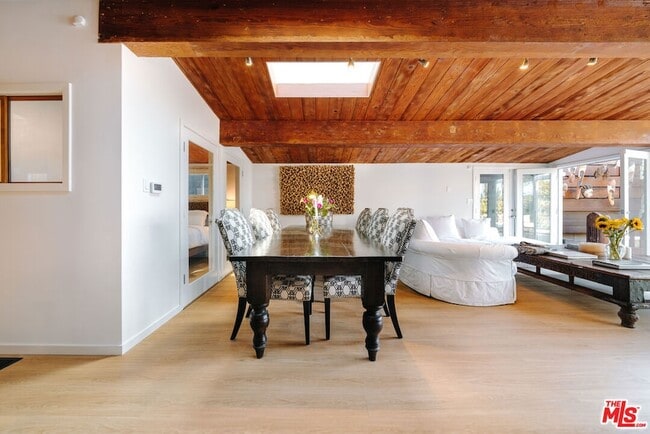 Building Photo - 936 Palisades Beach Rd