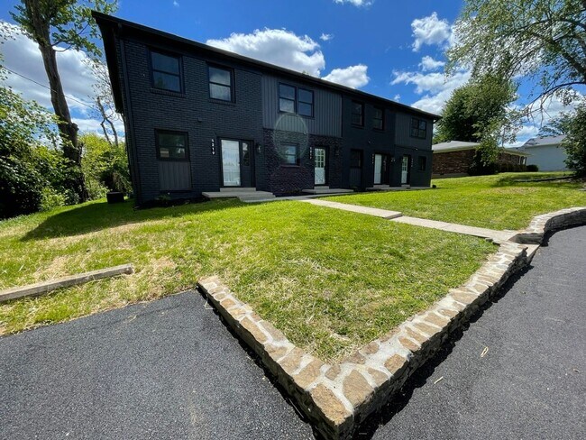 Building Photo - 1215 Mary Ross Ave