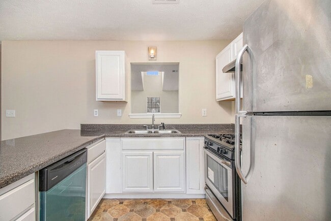 Building Photo - 4 Bedroom in Stonecrest