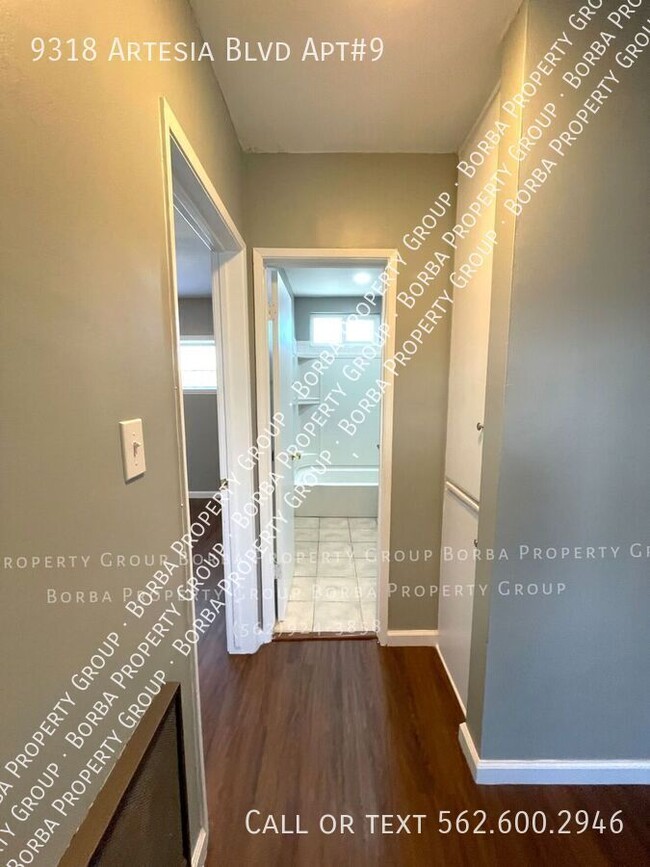 Building Photo - *PET FRIENDLY UPSTAIRS 2 BEDROOM 1 BATHROO...