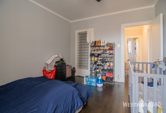 Building Photo - Sunny & Bright 2 Bed / 1 Bath Rental with ...