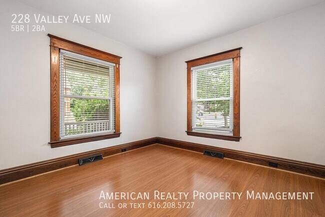 Building Photo - 228 Valley Ave NW