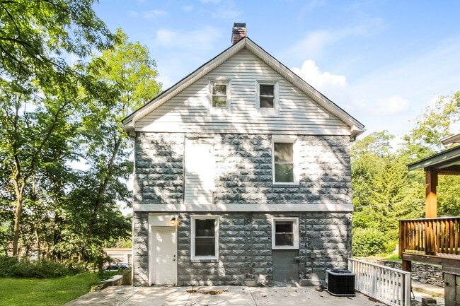Building Photo - 312 Charles St