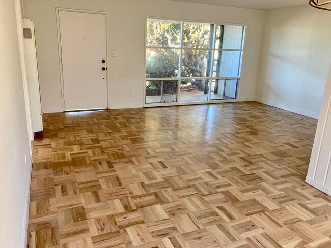 Building Photo - Mid-Century Modern Bay Park Home