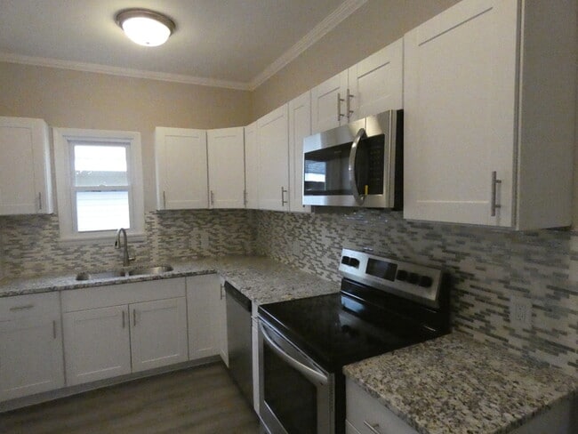 Building Photo - Hot Area-All redone-North Kansas City Home