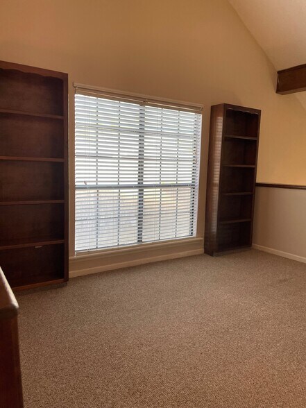 Building Photo - 1545 Sharlo Ave