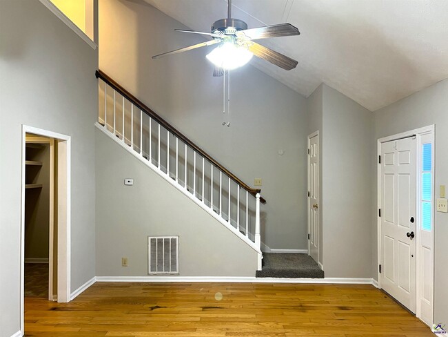 Building Photo - 122 N Springs Ct