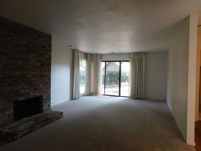 Building Photo - Spacious 3 Bedroom/2Bath Home In Fair Oaks...