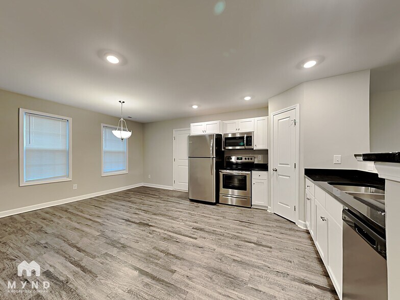 Building Photo - 782 Skyland Dr