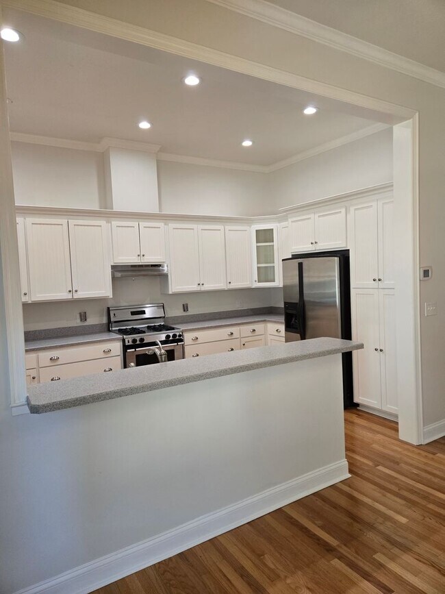 Building Photo - 3-bedroom, 2-bathroom cottage-style villa in Savanna Pointe