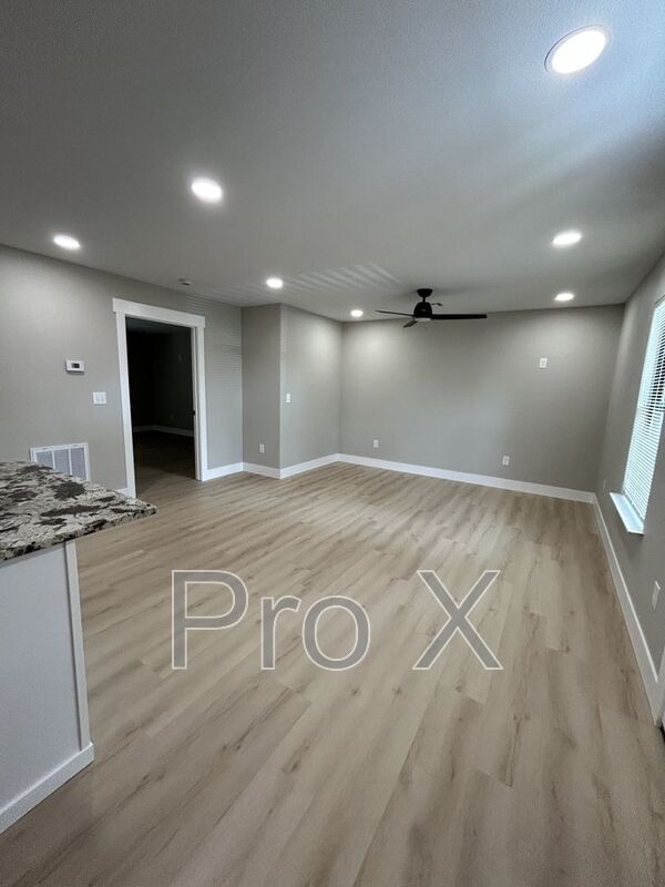 Building Photo - 1118 W 1st St