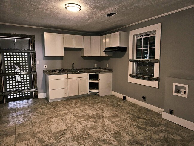 Building Photo - 2334 Garden Dr