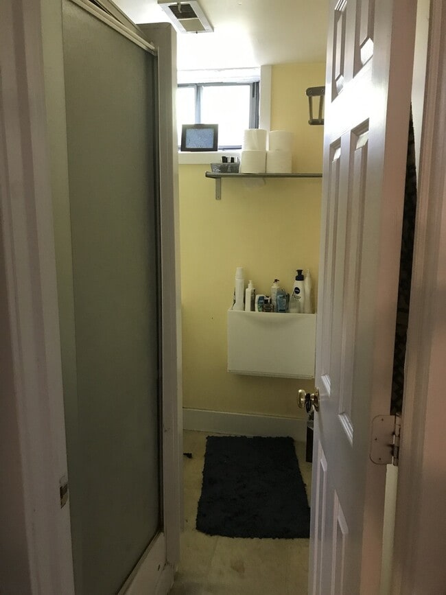 Building Photo - Charming Two Bedroom Garden Level Apartment