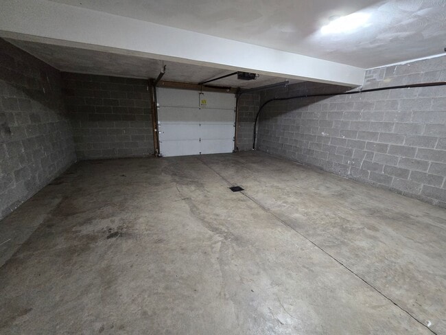 Building Photo - Large 2 Bedroom Townhouse - Burrell School District - Next to Hill Crest Country Club