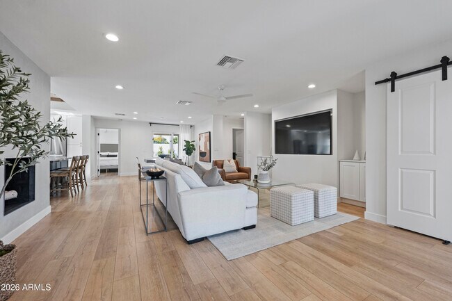 Building Photo - 4244 N 35th Pl