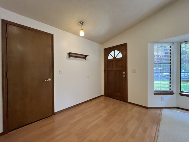 Building Photo - 4825 SW Marigold St