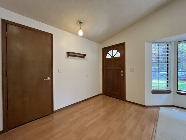 Building Photo - Comfortable Single-Level Living in Southwest Portland with Vaulted Ceilings, Spacious Backyard & ...