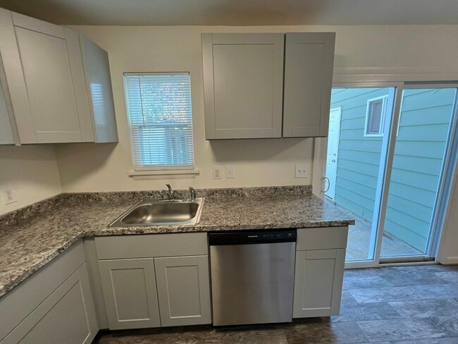 Building Photo - 1901 Beaver Rd