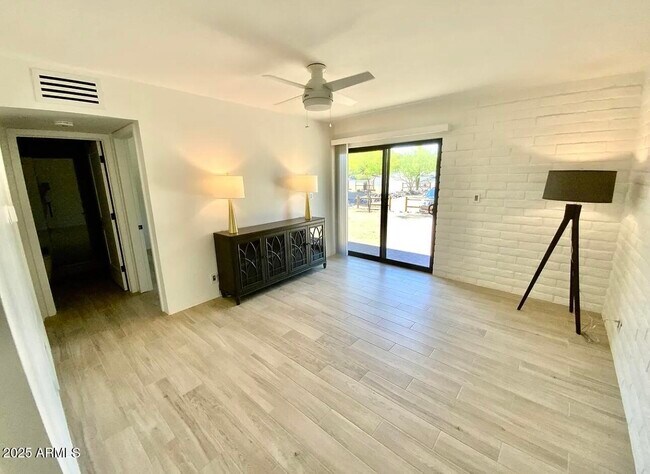 Building Photo - 5811 E Surrey Dr