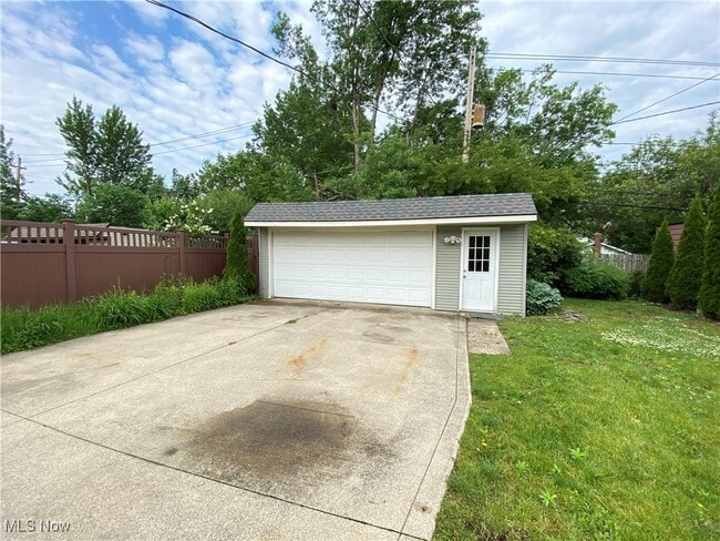 Building Photo - 2452 Bromley Rd