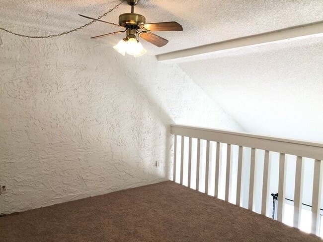 Building Photo - Loft Style Townhome