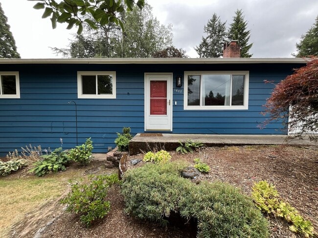 Building Photo - Beautiful 3-Bedroom West Linn Home with Bonus Room, Updated Kitchen and Large Fenced Yard