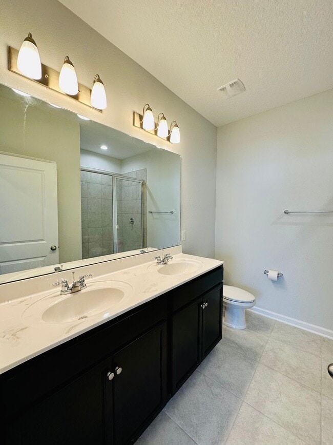 Building Photo - Spacious End Unit with Garage & Resort-Sty...