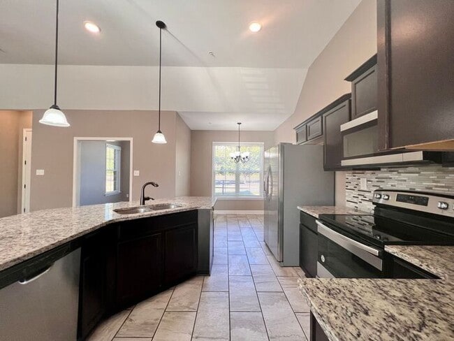 Building Photo - (COMING SOON!) 3bed/2bath Townhome w/Garag...