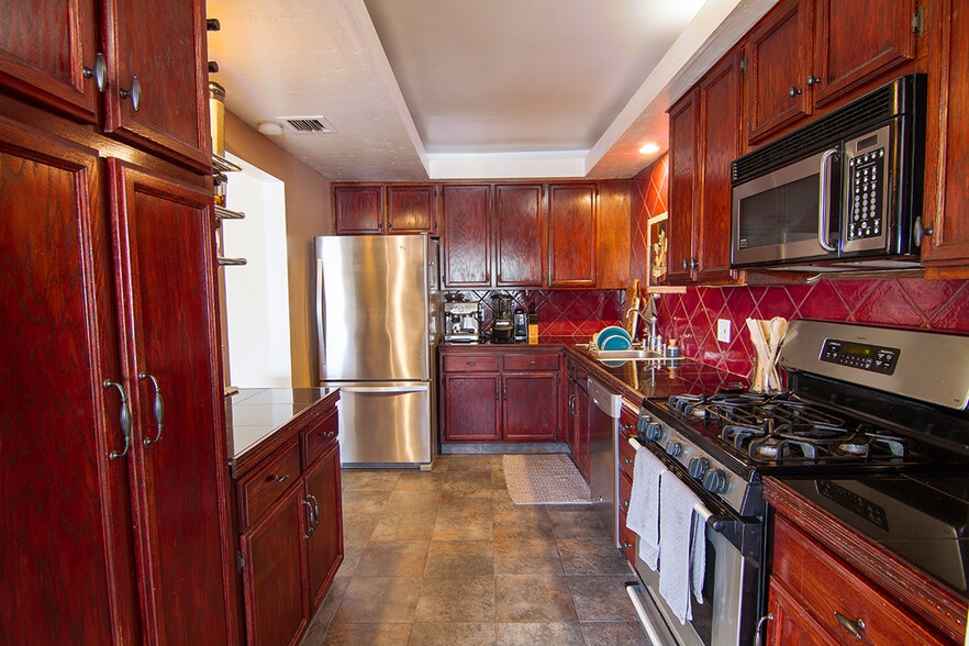 Custom kitchen on the entry level. - 2838 Luciernaga St