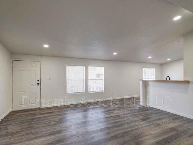 Building Photo - 403 N Walnut St