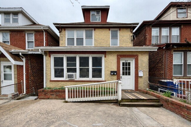 Building Photo - 617 Grand Ave