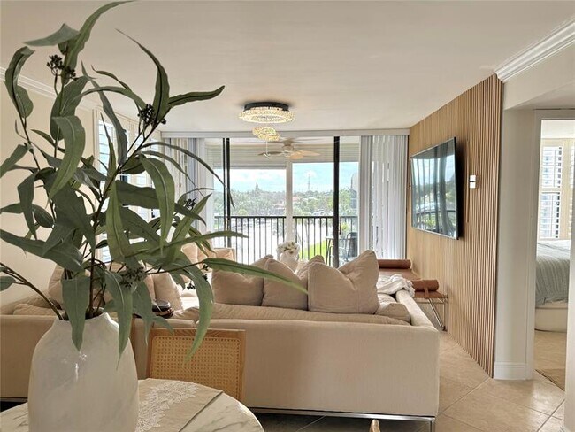 Building Photo - 8 Royal Palm Way