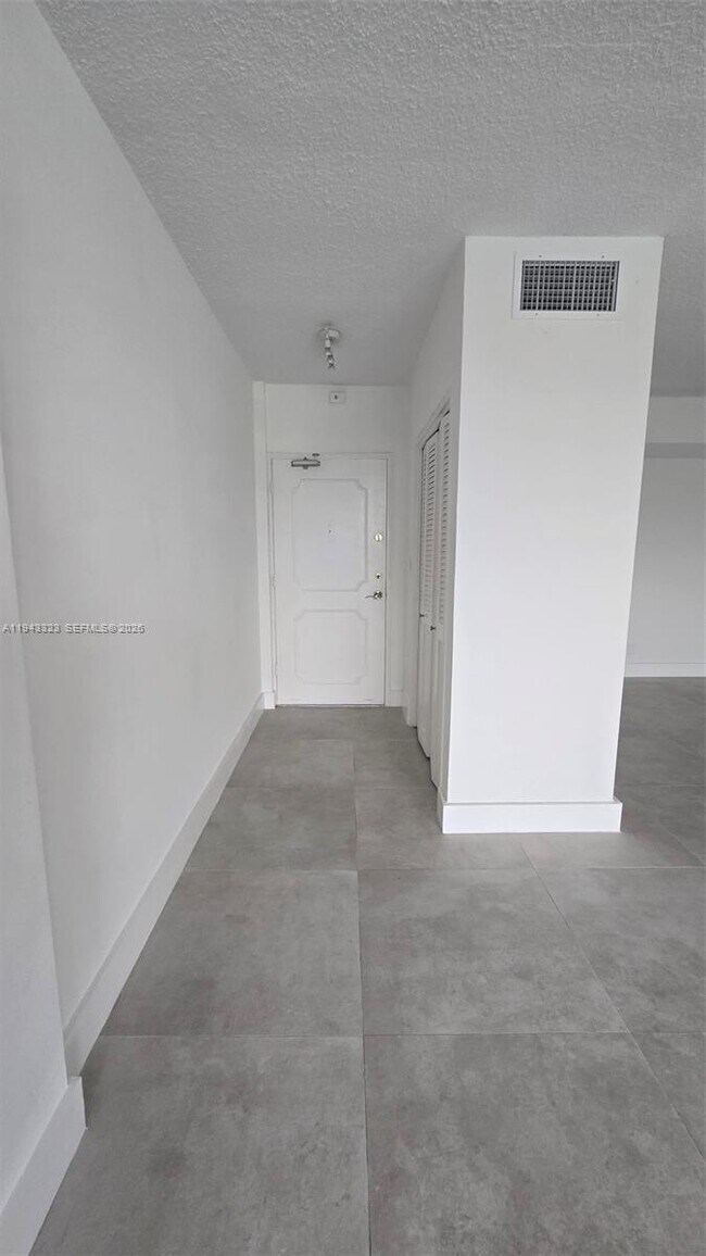 Building Photo - 9381 E Bay Harbor Dr