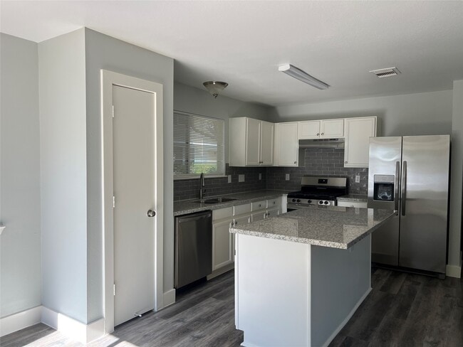 Building Photo - 11956 Chanteloup Dr