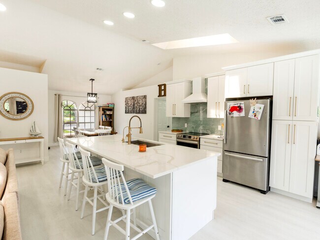 Building Photo - 1123 SW Oak Hollow Ct