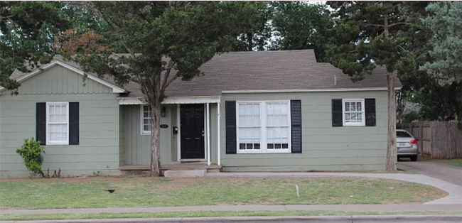 Building Photo - Great 2 bedroom 1 bathroom house close to ...