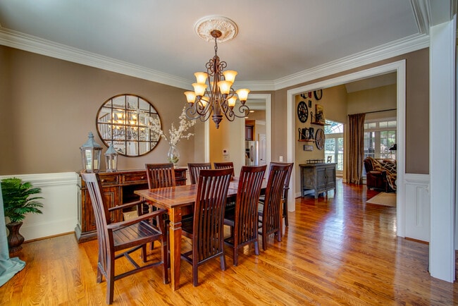 Building Photo - 5 BR, 3 BA Home Quiet Cul de Sac, Convenie...