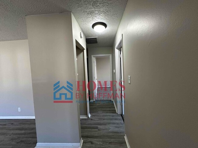 Building Photo - Three Bedroom House | Move In Ready