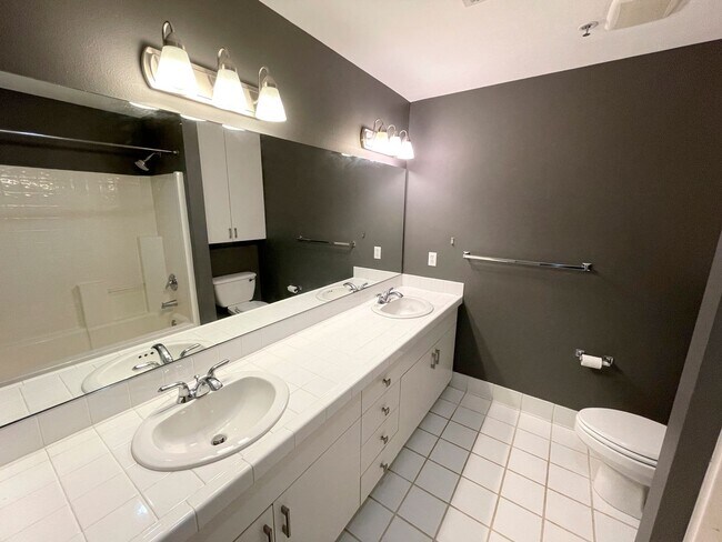 Building Photo - Fantastic Irvington Place Condo with Washe...