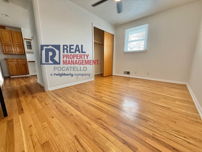 Building Photo - 3 bed 2 bath house - 1 car garage - PET FRIENDLY