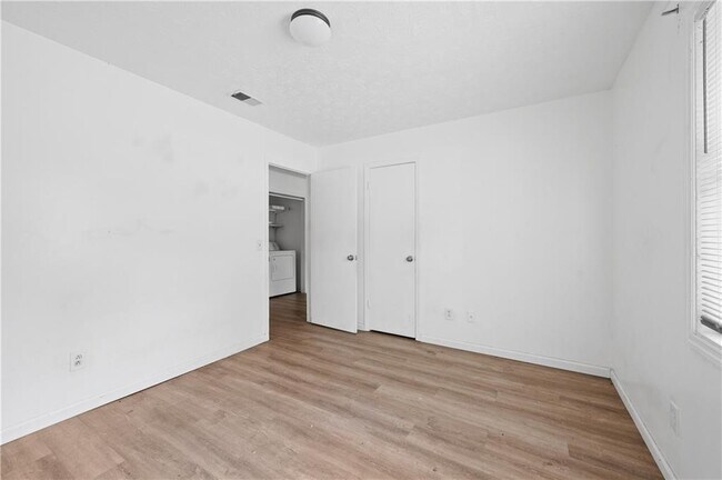 Building Photo - 1008 Davis St