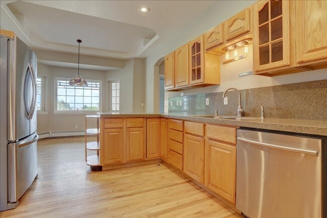 Building Photo - Amazing Custom Ranch with Privacy and Spra...
