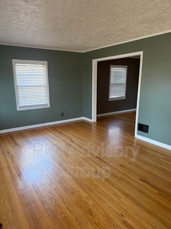 Building Photo - 1124 SW Collins Ave